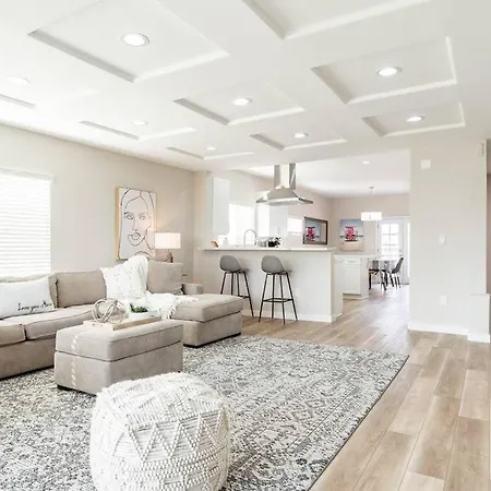 1 Block To Sand Stylish 3Br Contemporary Home